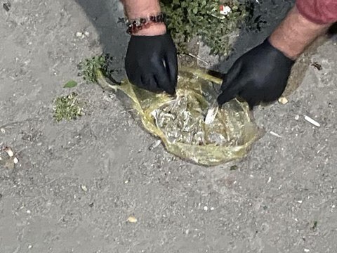 Polisin geldiğini gören torbacı, uyuşturucu dolu poşeti camdan attı