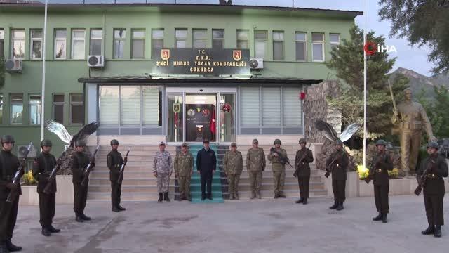 Bakan Akar beraberindeki Komutanlarla sınır hattında