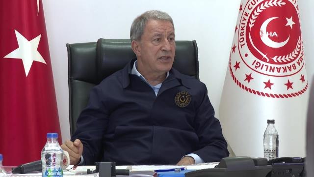 Bakan Akar beraberindeki komutanlarla sınır hattında