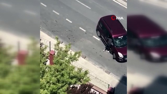 Alkollü kadın sürücü, kaza sonrasında kaçan sürücünün aracına taşla saldırdı... O anlar kamerada