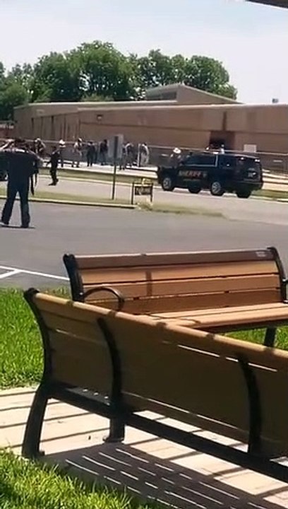 Pais desesperam por notícias dos filhos junto a escola alvo de tiroteio