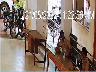 தொண்டையில் சிக்கிய பழம்! உயிருக்கு போராடிய காவலர்!உதவி செய்த சப்-இன்ஸ்பெக்டர்