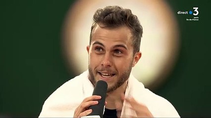 Hugo Gaston après son match souhaite un bon anniversaire à sa copine Laetitia.