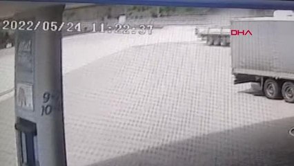 OTOMOBİL, DİNLENME TESİSİNDE TIR'LARA ÇARPTI: 3 ÖLÜ, 1 YARALI