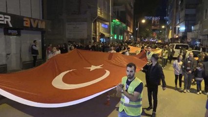 Bilecik'te konser ertelendi, binlerce kişi şehitler için yürüdü