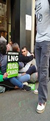 Plus d'une centaine de militants d'ONG environnementales ont bloqué l'accès principal à l'assemblée générale de TotalEnergies à Paris contre la politique climatique du groupe, jugé insuffisante, et sa présence en Russie - VIDEO