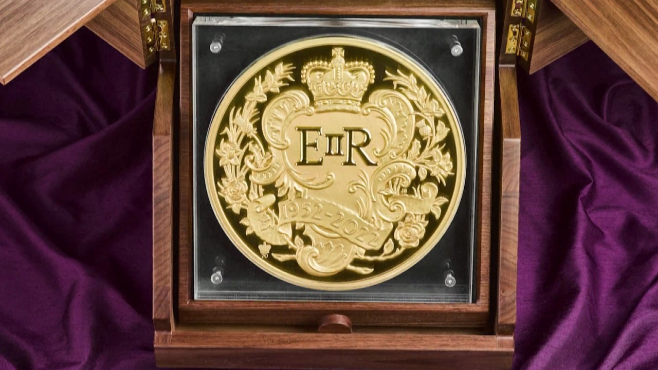 엘리자베스 2세 여왕 즉위 70년 기념 거대 금화 공개 / YTN