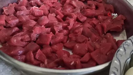 Abla kardeş 'tas pilavı' yaparak hem tanıtıyor, hem gelir sağlıyor