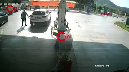 Muğla'da kontrolden çıkan kamyonet akaryakıt istasyonuna girdi, o anlar kamerada