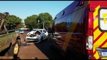 Carro fica com a frente destruída após mulher bater contra caminhão estacionado