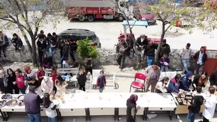 Köylerindeki okulun ihtiyaçlarını karşılamak için yaptıkları gözlemeleri sattılar