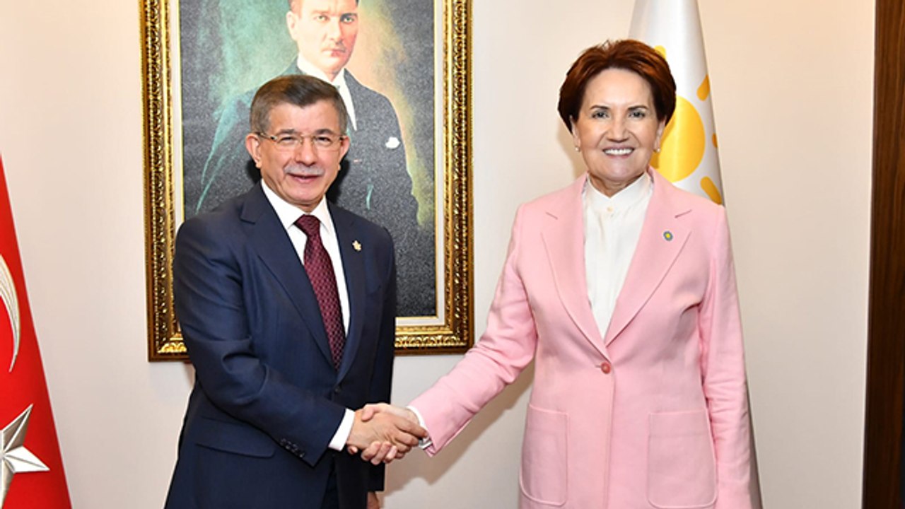 Meral Akşener, Ahmet Davutoğlu'nu makamında kabul etti