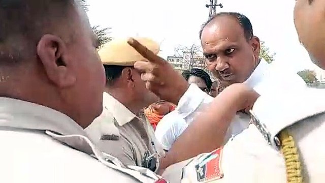 राजस्थान के इस शहर में तिरंगा यात्रा में बवाल,कांगेस नेता ने थाना​धिकारी को धमकाया