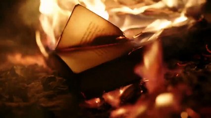 مارجريت أتوود تطبع روايتها حكاية الخادمة بشكل مبتكر غير  قابل للحرق