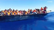 Vuelca una patera con 100 personas a bordo en el Mediterráneo