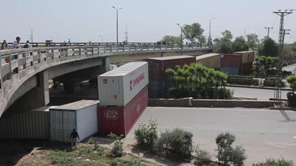 İSLAMABAD - İmran Han destekçilerinin yürüyüşüne polis müdahalesi