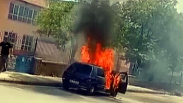 Yanan araç yokuşta kaydı, alevler otomobile ve ağaca sıçradı