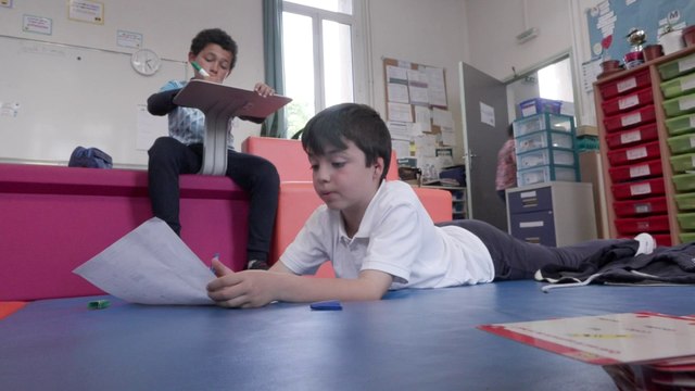 Assis, debout et même couché: une école de Marseille teste la classe dite flexible
