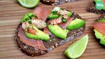 Tartines au saumon fumé, avocat mariné au citron vert et crevettes persillées