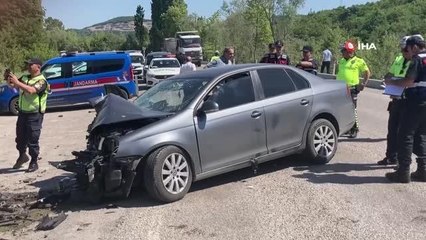 2 otomobil kafa kafaya çarpıştı: 1'i çocuk 8 kişi yaralandı