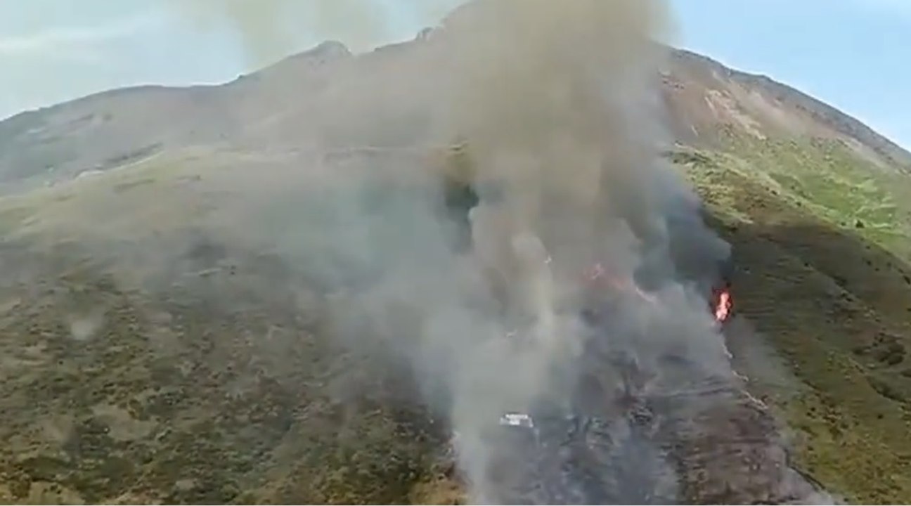 Stromboli (ME) - Incendio di vegetazione vicino case: al lavoro Canadair (25.05.22)