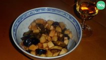 Salade de fruits pommes prunes aromatisee au jus d'oranges et jus de framboises