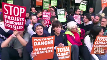 Akaryakıt şirketinin toplantısı basıldı: Aktivistler şirketin Rusya'dan çekilmesini istedi