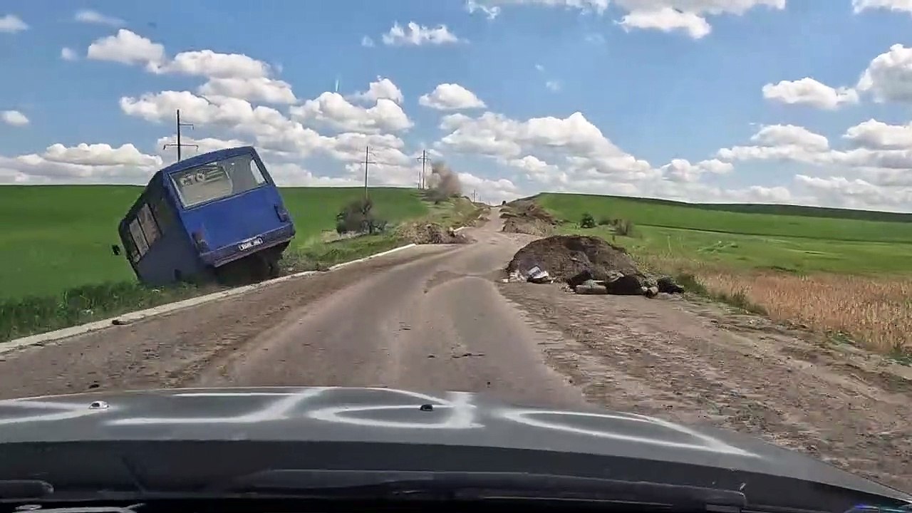 Des journalistes constatent qu'il est très dangereux de conduire dans le Donbass
