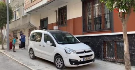 Küçükçekmece'de 3. kattan aracın üzerine düşen çocuk yaralandı