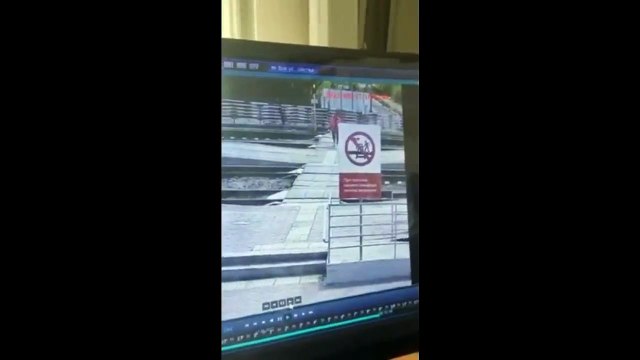 Un homme ivre traverse une voie ferrée et va échapper au pire