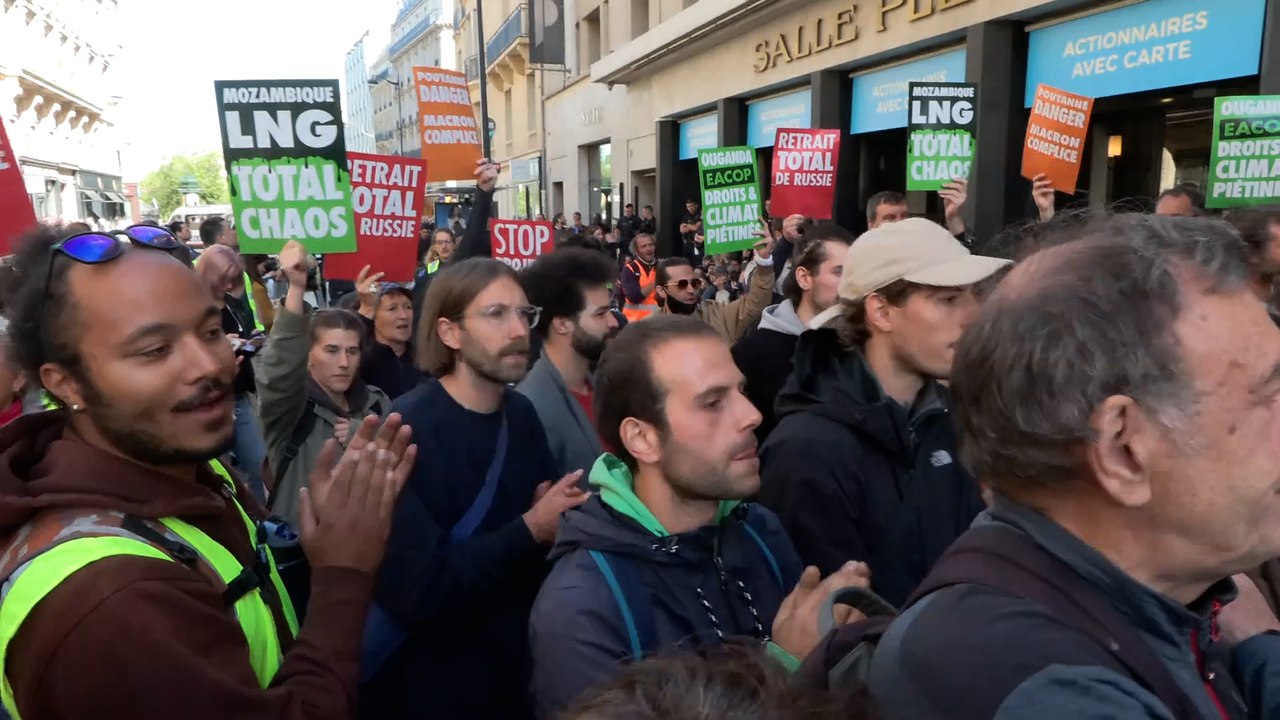 «Dégagez !», échanges tendus à l’ouverture de l’Assemblée générale de TotalEnergies, bloquée par des ONG