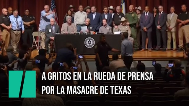 El candidato a gobernador de Texas Beto O'Rourke interrumpe la conferencia por la matanza