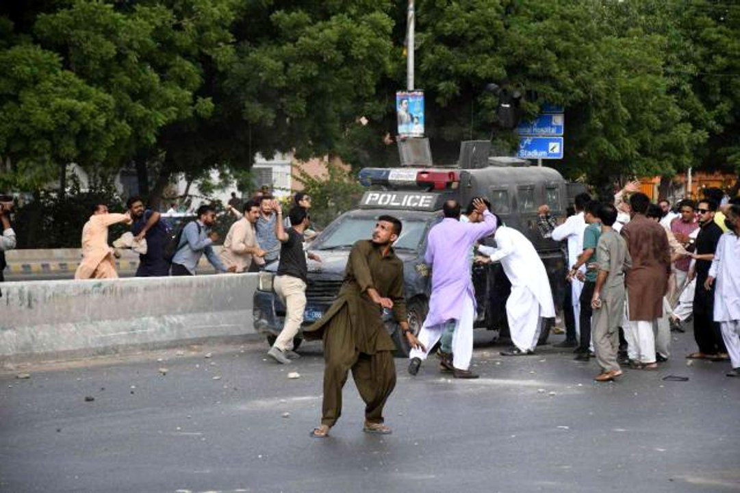 Pakistan'da eski Başbakan Khan destekçilerine bir kentte daha polis müdahalesi
