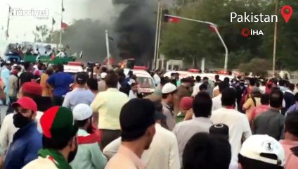 Pakistan’da eski Başbakan Khan destekçilerine bir kentte daha polis müdahalesi