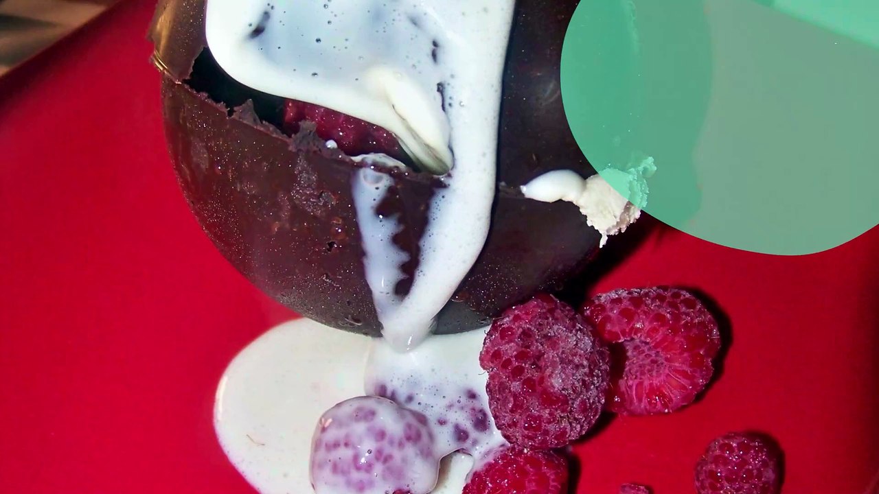 Sphère au chocolat, glace vanille, frmaboise et créme anglaise chaude