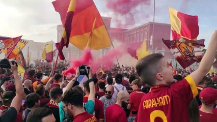 下载视频: Conference League, Roma-Feyenoord, 50mila tifosi invadono lo Stadio Olimpico tra cori e scaramanzie