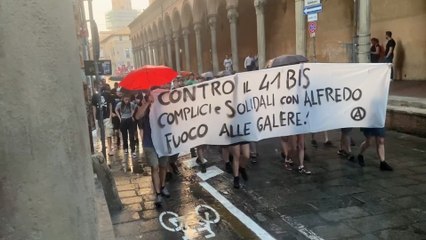 Télécharger la video: Il corteo degli anarchici in centro, cori contro Stato e giornalisti