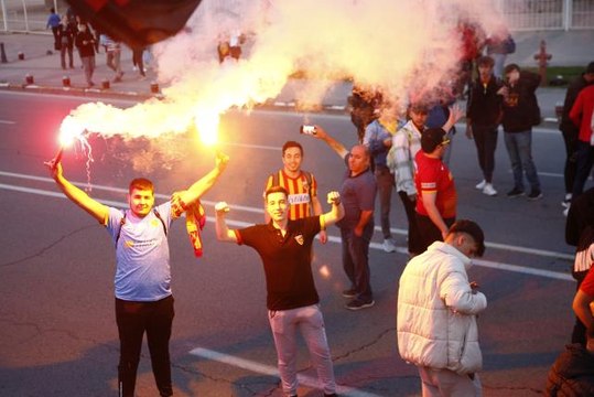 Kayserisporlu taraftarlar Türkiye Kupası finali için yola çıktı