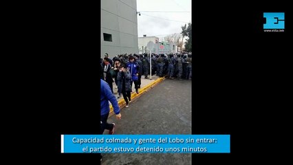 Capacidad colmada y gente del Lobo sin entrar el partido estuvo detenido unos minutos