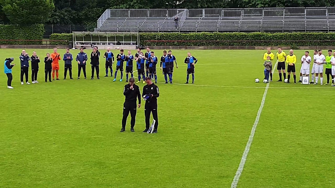Dirk Hellmann wird von Timo Oehlenschläger (Präsident HFC Falke) verabschiedet!
