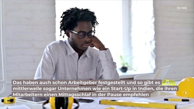 Mittagsschlaf bei der Arbeit: So wirkt es sich auf die Gesundheit aus