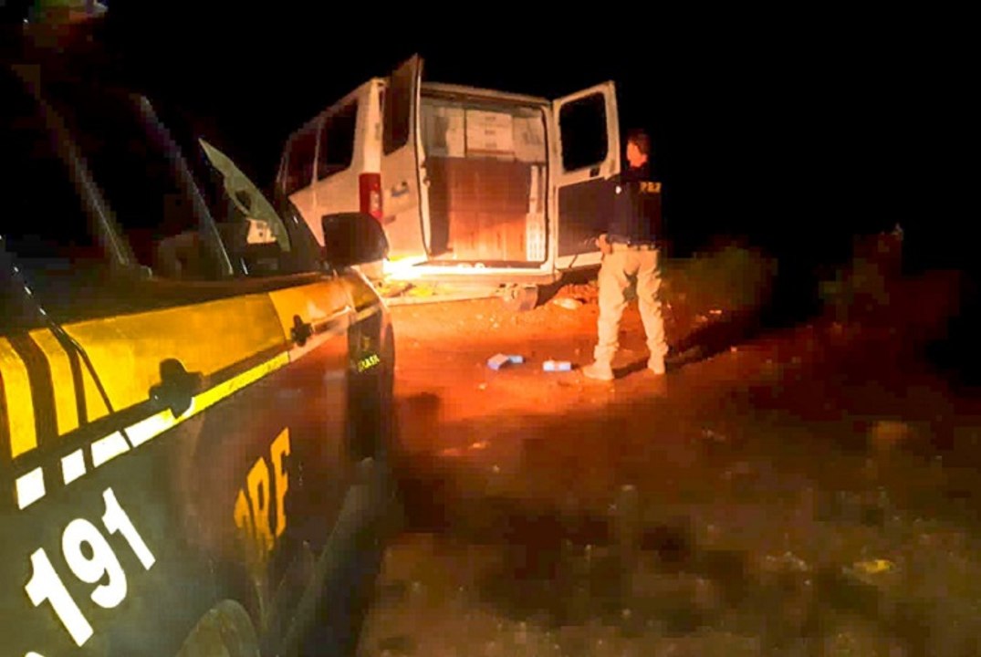 Carga de cigarros contrabandeados avaliada em cerca de R$ 160 mil é apreendida na região de Patos