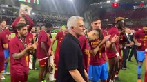 Tepati Janji, Mourinho Berkaca-kaca Saat Angkat Trofi Eropa Untuk AS Roma