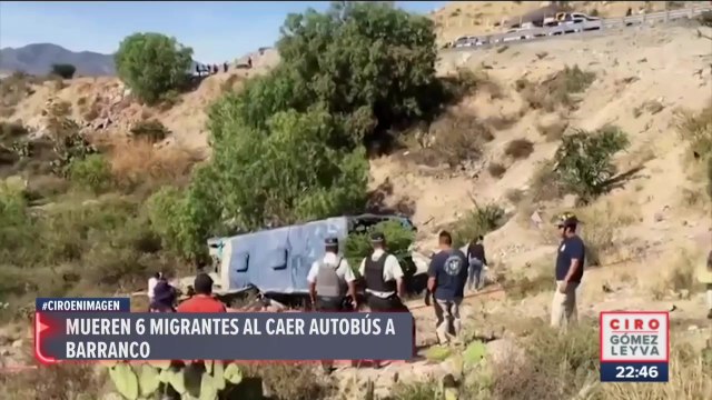 Mueren seis migrantes al caer autobús a barranco