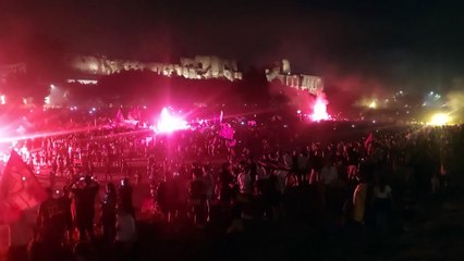 Tải video: Conference League, i tifosi della Roma invadono Circo Massimo: festa con i fuochi d'artificio