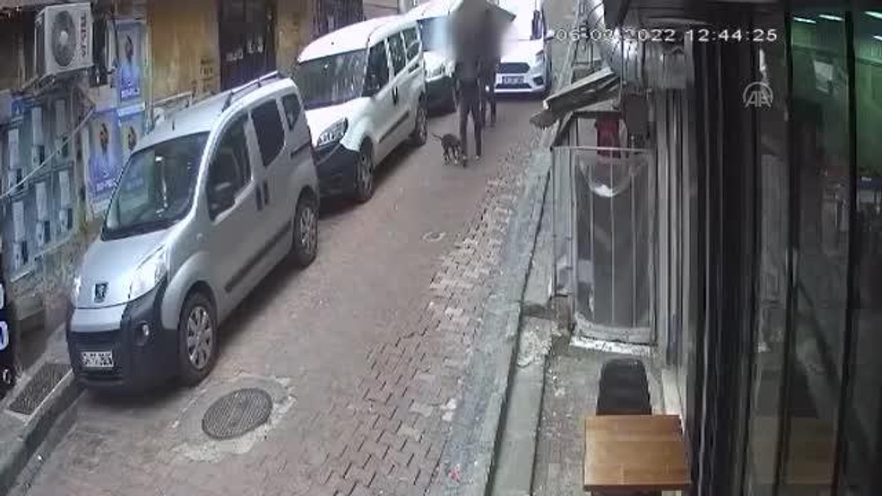 Beşiktaş'ta bir caminin tuvalet kapısının çalınması güvenlik kamerasına yansıdı