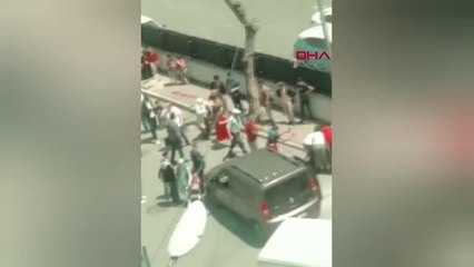 SULTANGAZİ'DE OKUL ÖNÜNDE BIÇAKLI KAVGA