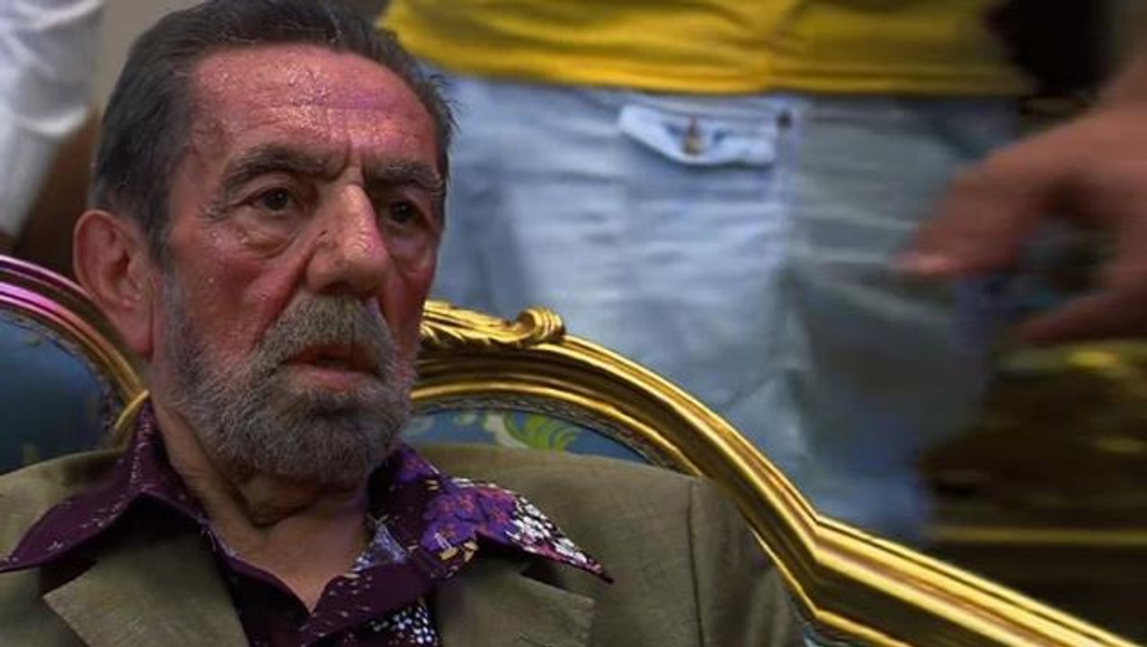 Ünlü oyuncu Aydemir Akbaş, "Kucaklayıcı olmalı" diyerek Cumhurbaşkanı adayını açıkladı