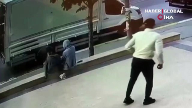 Esenyurt’ta iki arkadaş sohbet ettikleri sırada yanlarında duran telefon çalındı