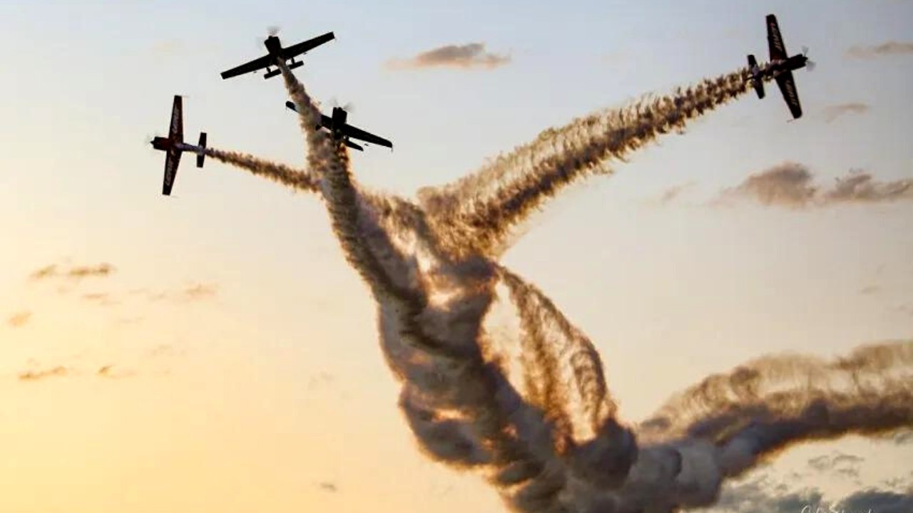 Kenyans including President Uhuru turn up for a thrilling airforce show festival at Uhuru gardens